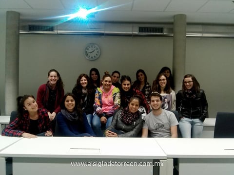 13102014 Con sus compañeros en el último día de clases en la Universidad de Deusto.