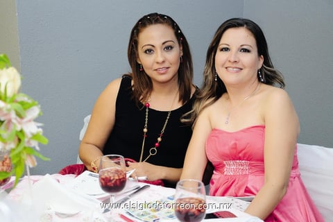 12102014 SE DIVIERTEN EN RECEPCIóN.  Mary y Elizabeth.