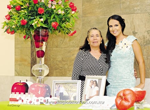 12102014 La futura contrayente compartió gratos momentos con su anfitriona, Estela Valdés Silva.