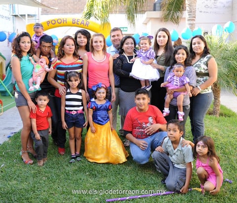 14102014 Las festejadas pasaron una divertida tarde al lado de sus amiguitos y familiares.