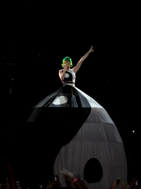 Katy sorprendió al lucir un vestido gigante para interpretar It Takes Two.