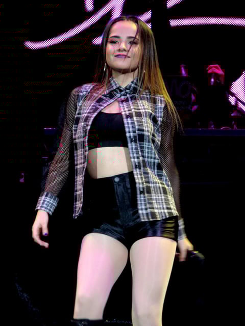 La encargada de calentar los motores fue Becky G, que con música "dance" con toques latinos puso a bailar a los impacientes fans de Perry, que no podían esperar más para verla en vivo.