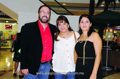 15102014 EN RECIENTE EVENTO.  Juan José Hurtado, Aurora Luna y Sabrina Coco.