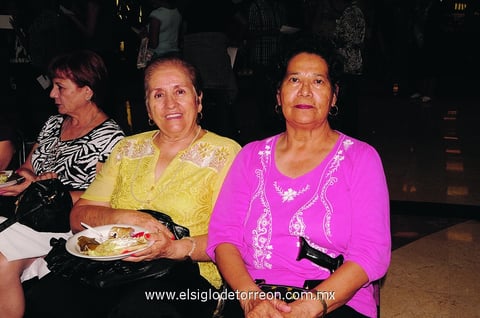 15102014 ENTRE AMIGAS.  Mary y Andrea.
