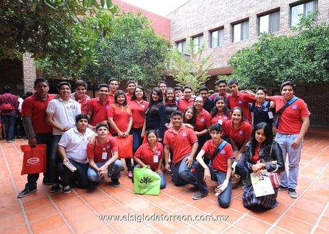 15102014 EXPO EMPRESARIAL.  Alumnos de reconocido plantel educativo participaron en esta actividad.