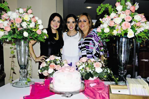 Karen con su concuña, Silvia Leal de De Anda, y su cuñada, Paty de Anda.