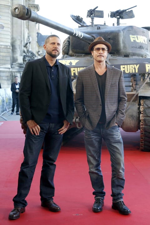 El director David Ayer posó acompañado del actor Brad Pitt en la alfombra roja.