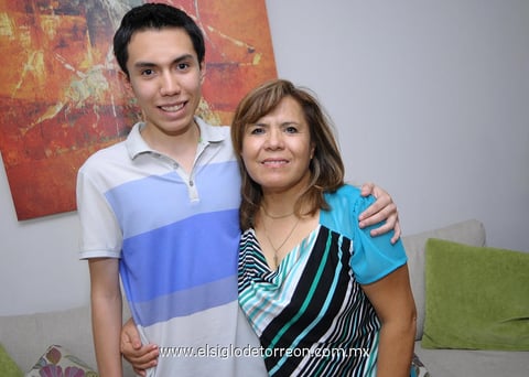 18102014 CELEBRA SU CUMPLEAñOS.  Magda Luna acompañada de su hijo, Luis Ramírez.