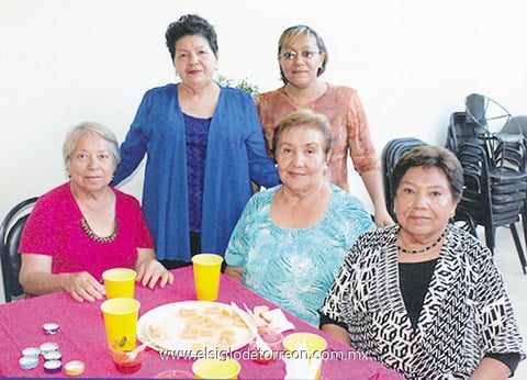 19102014 La festejada disfrutó de la compañia de sus amistades.