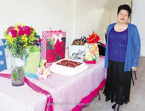 19102014 Sra. Martha Olivares Alcántar lució muy contenta en su mesa de regalos.