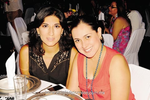 19102014 EN RECIENTE EVENTO.  Julia Solís y Lizeth Espinoza de Solís.