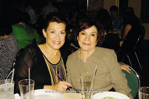19102014 POSAN PARA LA FOTO.  Fina y Julia.