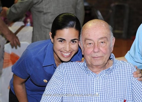 21102014 CON EL HOMENAJEADO.  Karla Samaniego y Padre Luis González Luna y Morfín, S.J.