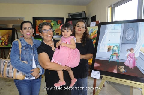 22102014 Martha Jiménez con su familia.
