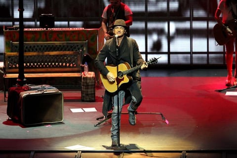 Ricardo Arjona llevó a los presentes a recorrer el mundo con la canción Viaje, nombrando ciudades por cada rincón corporal que alguna vez visitó, sentado en su maleta.