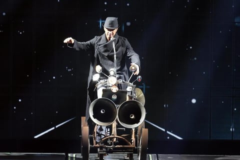 Arjona fue ovacionado cuando apareció pedaleando un velocípedo de aspecto rústico mientras interpretaba el tema La Luna en bicicleta.