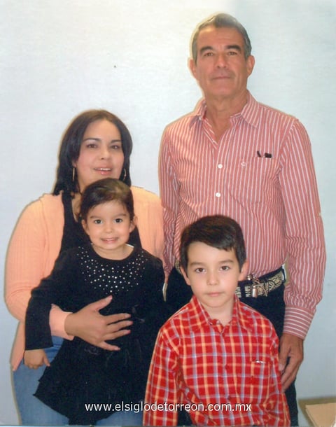 23102014 Luis Zarzosa Díaz con su esposa, Lupita, e hijos, Alejandro y Natalia.