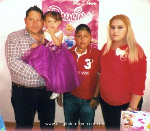 23102014 La pequeña Paulina Barroso celebró en días pasados sus dos añitos de vida en compañía de su hermanito, José Manuel, y sus papás, David Barroso y Aurora Contreras.