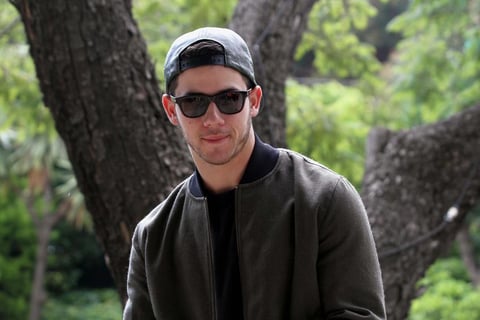 Nick expresó por medio de Twitter que practicaría su español en esta visita.