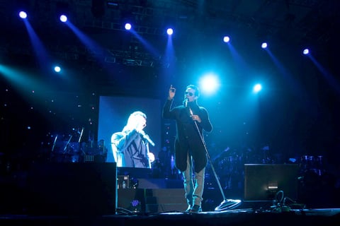 Anthony se mostró de cuerpo entero y bailó con la gente al ritmo de sus canciones, a momentos paraba el sonido para escuchar extasiado el coro del público que le respondió con soberbias aclamaciones.