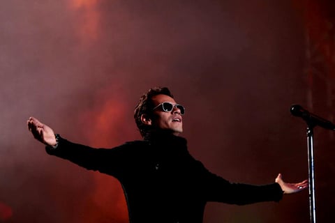 Marc Anthony, vestido con una gabardina y bufanda negra, vaqueros y gafas oscuras, hizo delirar al público con Valió la pena, para proseguir con clásicos como Y hubo alguien y Hasta ayer, para culminar con el éxito Vivir mi vida.