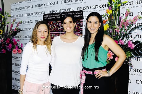 31102014 EN UNA EXPO.  Mirna, Mariana y Mónica.