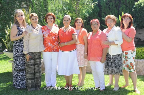 31102014 JARDINERAS.   Amigas del club de Jardinería Clivia, se reunieron para festejar un año más de su fundación el cual lo celebraron en el jardín de una residencia de la ciudad.