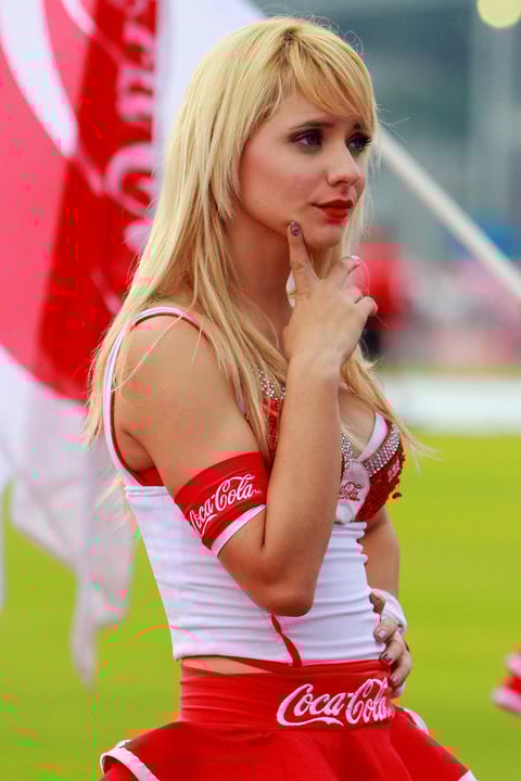 Espectacular rubia muy pensativa en el campo de juego.