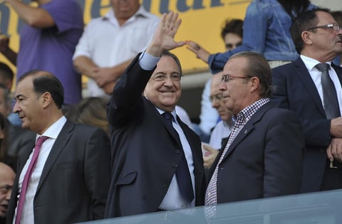 El presidente del Real Madrid, Florentino Pérez se dejó ver muy entusiasta en el estadio, particularmente con el triunfo de su equipo.