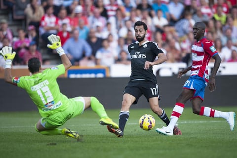 Siete minutos más tarde, se prendieron las alarmas para la entidad blanca cuando el español Dani Carvajal dejó el campo por un tirón y su compatriota Álvaro Arbeloa fue el elegido para sustituirlo.