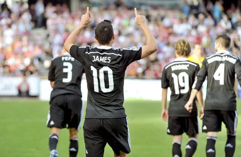 Al 31, el cafetero James Rodríguez, paralizó al estadio Nuevo Los Cármenes con una estupenda anotación que nació de un saque de banda cerca del área rival, con asistencia de Benzema para anotar con la zurda.
