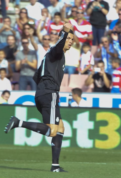 Con gol “de vestidor”, el portugués Cristiano Ronaldo abrió la cuenta para los “blancos” al minuto dos gracias a un centro retrasado del francés Karim Benzema.