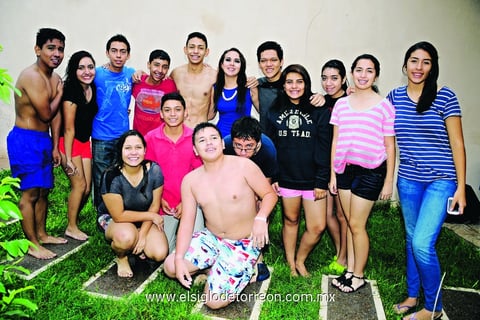 01112014 ALBERCADA.  Daniela con sus amigos.