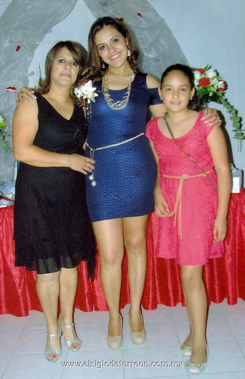 01112014 Lic. Elizabeth Aguilar Mata en compañía de su mamá, la Sra. Teresa de Jesús Mata Nevárez, anfitriona de esta gran celebración, y la pequeña Alondra Aguilar García.