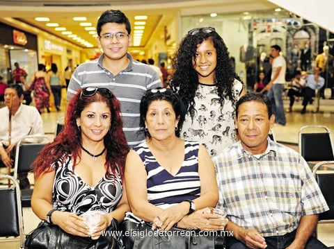 03112014 EN DESFILE DE MODAS.  Guadalupe, Mary, Any, Arlina y Hugo.