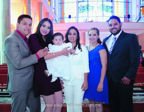 02112014 La festejada acompañada de sus papás y sus padrinos.