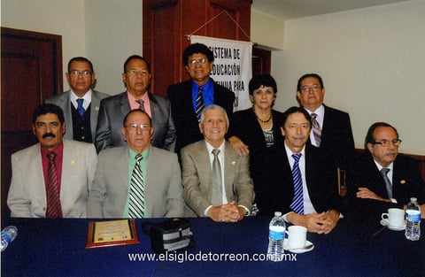 02112014 De pie: David Reza Alba, Juan Pablo Espinoza Ramírez, Alberto Aguilar Morales, Elsa Córdova Briones, Armando de Pablos Gómez. Sentados: Armando Palafox Sánchez, Norberto Chávez Duarte, José Guillermo Milán Montenegro, Mario Alberto Gutiérrez García y Emilio Giacomán Murra.