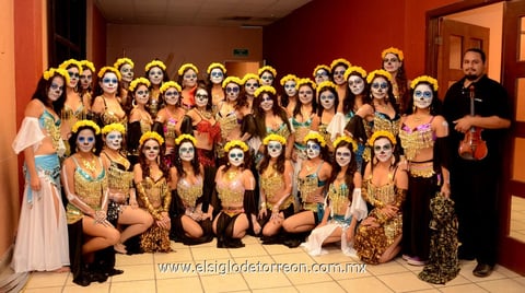 02112014 El grupo de Danza Árabe antes de salir a escena.