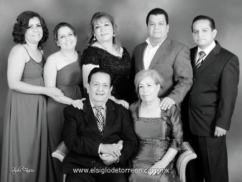 02112014 Lic. Enrique de la Cruz García y la Sra. María Irma Licerio Vargas, en compañia de sus hijos.- Studio Fassio