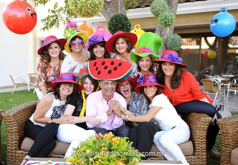 02112014 DIVERTIDA FIESTA.  Gerardo acompañado de sus amigas en la celebración de su cumpleaños.
