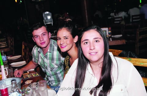 02112014 EN SU RESTAURANTE FAVORITO.  José, Ana Sofía y Marcela.