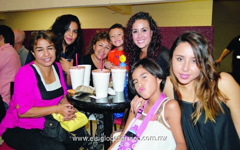 02112014 EN EL BASQUET.  Familia López.