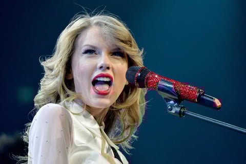Beyoncé superó a Taylor Swift, de 24 años, que suma ganancias por 64 millones de dólares y se ubicó en segundo lugar.