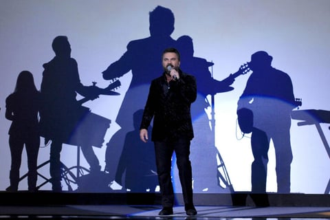 La sorpresa de esta velada fue la presencia de Manuel Mijares, quien interpretó el tema principal del melodrama denominado Te prometí.