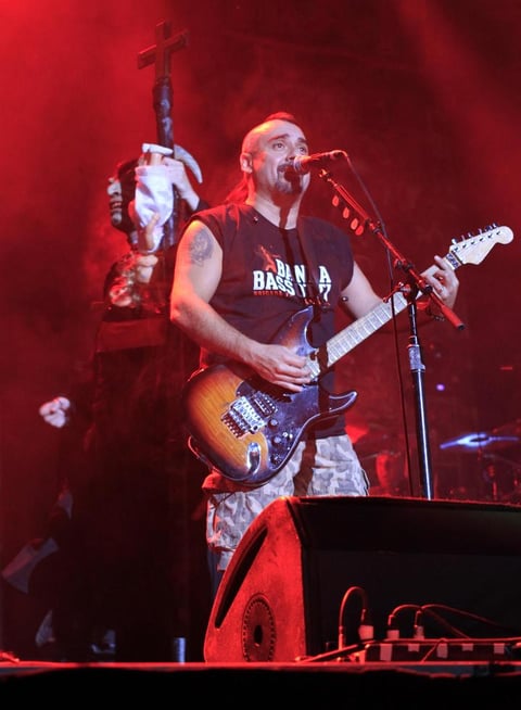 Ska-P, que incluso cantó algunos acordes del tema Cielito lindo con su público, también incluyó en el repertorio de esta presentación El libertador, Mestizaje, El vals del obrero y Gato López, entre otros, con los que concluyeron su "show".