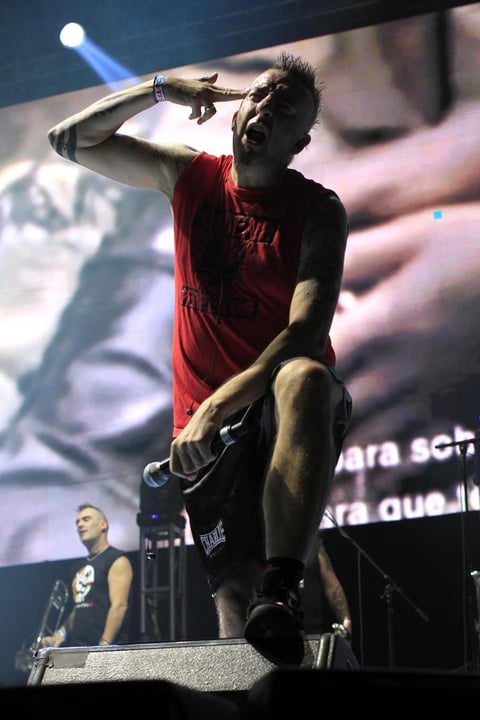Los 16 mil fanáticos que se dieron cita en el recinto, incluso desde horas antes del inicio del concierto, disfrutaron de rolas como Full gas, Estampida y Niño soldado con las que arrancó la velada en la que ninguna persona se resistió a cantar o saltar desde su lugar con los puños en alto.