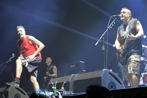 El grupo Ska-P celebró en México 20 años de trayectoria con una fiesta de casi dos horas que armó en el Palacio de los Deportes, donde sus miles de fans se rindieron ante el sonido de los españoles y se pusieron a bailar tanto en las gradas como en los palcos y la pista.