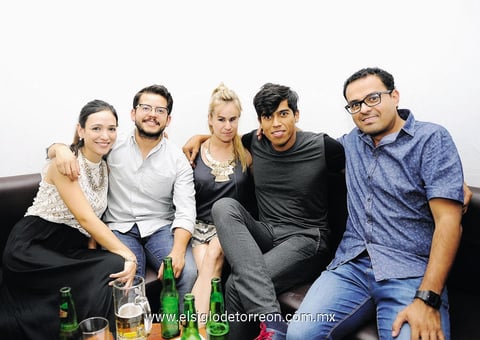 10112014 PASAN DIVERTIDA NOCHE.  Mariana, José, Cristy, Mario y Jorge.