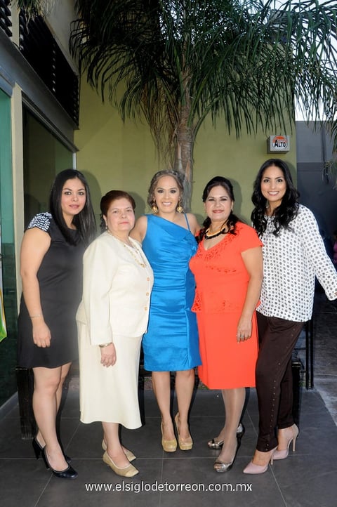 08112014 Amigas y familiares le desearon lo mejor a Denicce para su nueva etapa de casada.