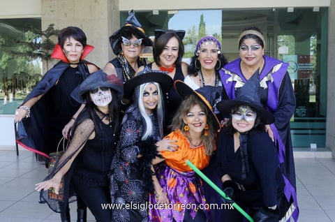 08112014 FIESTA DE DISFRACES.  Amigas del gimnasio disfrutaron una fiesta temática.